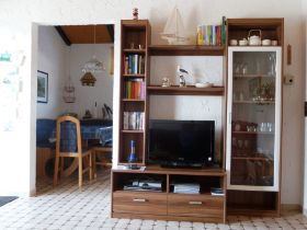 Wohnzimmer mit Blick in die Küche.JPG