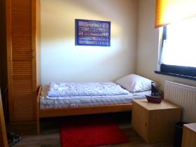 Kinderzimmer mit 2 Betten und einem Hochbett.jpg