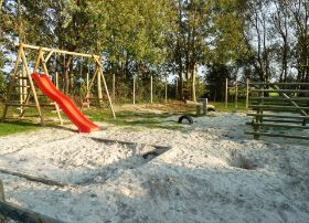 Spielplatz im Feriendorf, nur 50 Meter von unserem Haus entfernt.jpg