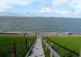 Deichübergang mit Blick auf Wilhelmshaven.jpg